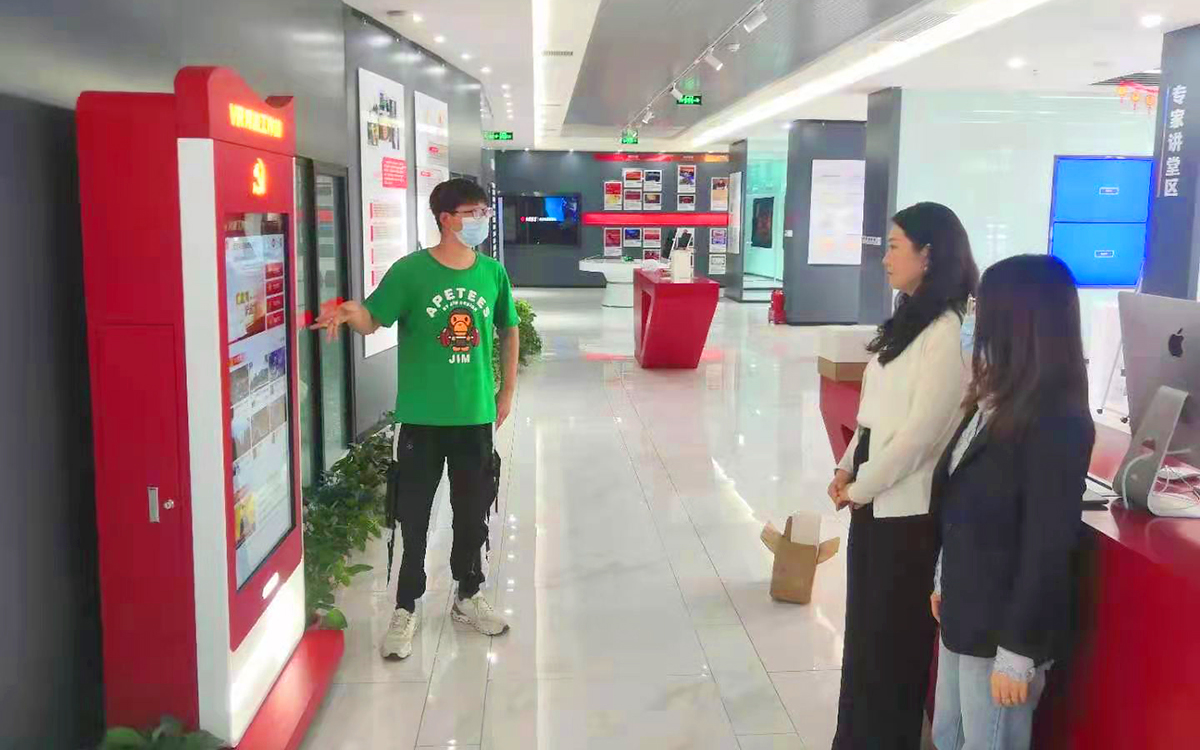 在黨史線上虛擬展館里進(jìn)行VR互動(dòng)打卡游戲